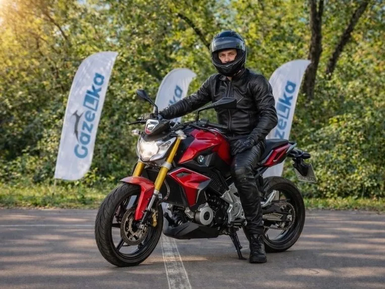 Kurs prawa jazdy na motocykl w Warszawie – kursant szkoły jazdy GAZeLka na motocyklu podczas szkolenia
