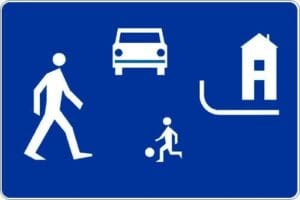 znaki drogowe dla pieszych: strefa zamieszkania znak