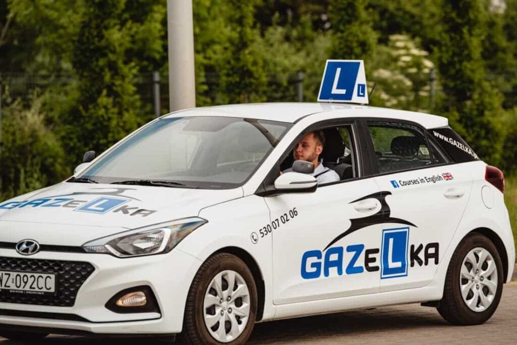 Samochód szkoły jazdy GAZeLka Hyundai i20 na placu manewrowym