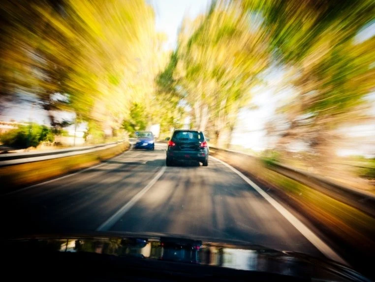 Samochody jadące z dużą prędkością na drodze – efekt rozmycia ruchu