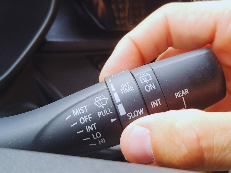 Jak włączyć wycieraczki w Suzuki Swift?