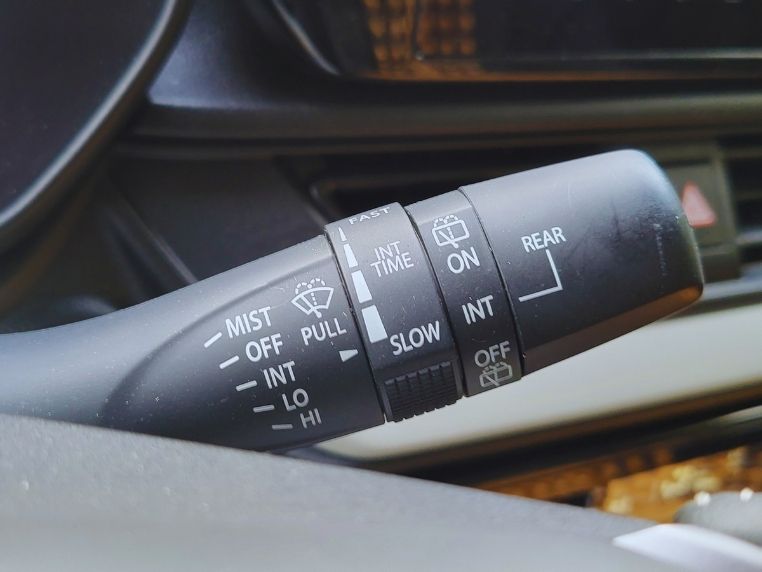 Jak włączyć wycieraczki w Suzuki Swift?