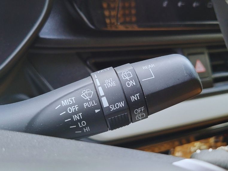 Jak włączyć wycieraczki w Suzuki Swift?