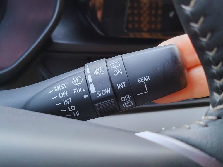 Jak włączyć wycieraczki w Suzuki Swift?