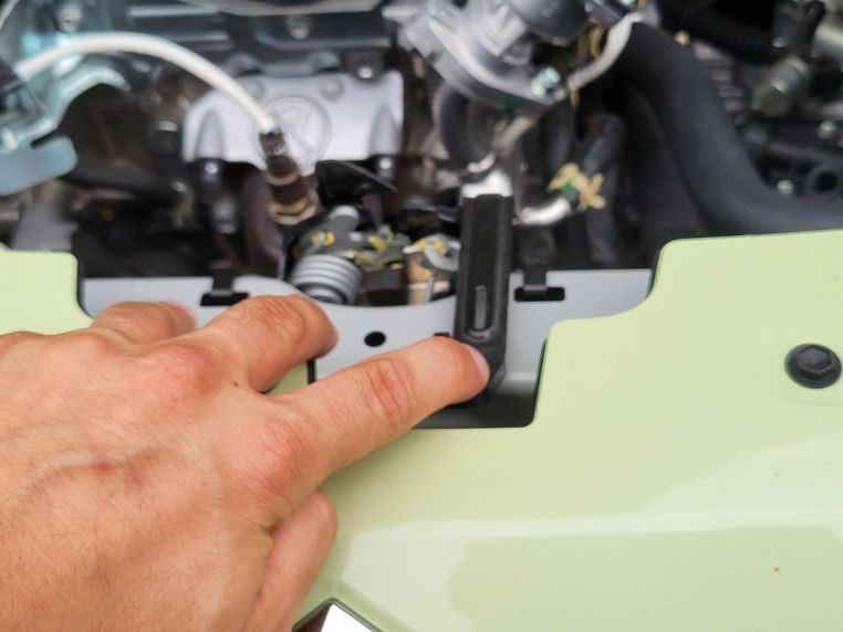 Otwarcie pokrywy silnika Suzuki Swift