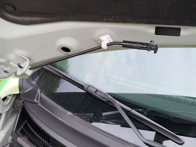 Otwarcie pokrywy silnika Suzuki Swift