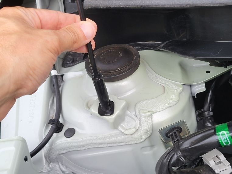 Otwarcie pokrywy silnika Suzuki Swift