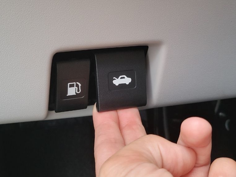 Otwarcie pokrywy silnika Suzuki Swift