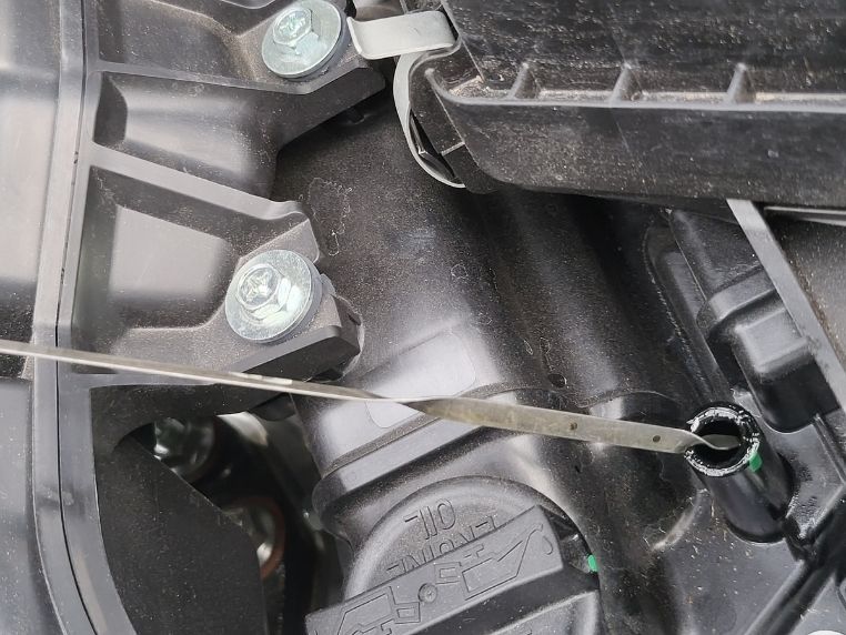 Sprawdzanie poziomu oleju silnikowego w Suzuki Swift