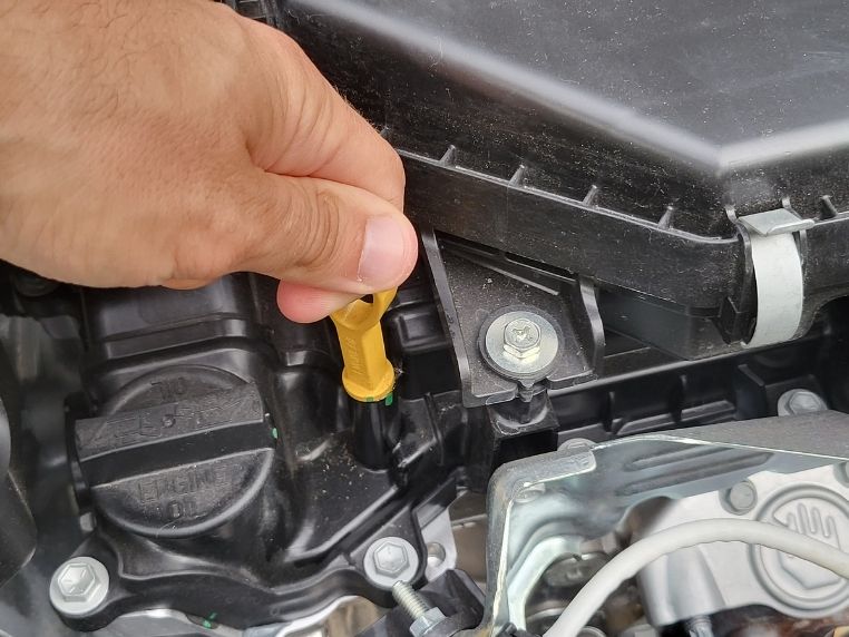 Sprawdzanie poziomu oleju silnikowego w Suzuki Swift