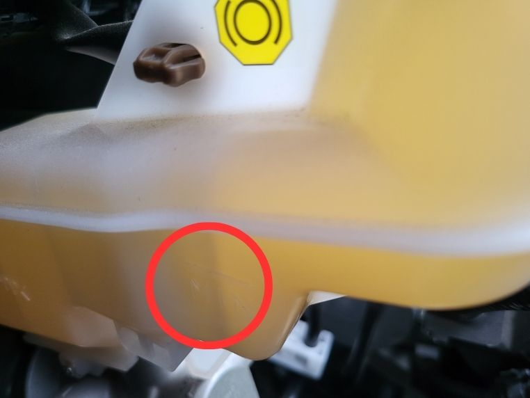 Sprawdzanie poziomu płynu hamulcowego w Suzuki Swift - poziom minimum