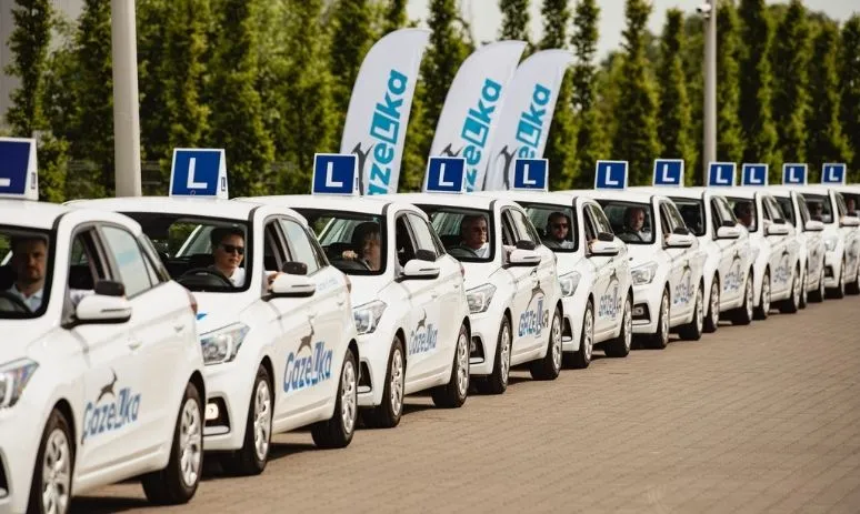 Parkowanie równoległe tyłem – krok po kroku. Wszystko, co musisz wiedzieć przed egzaminem na kategorię B