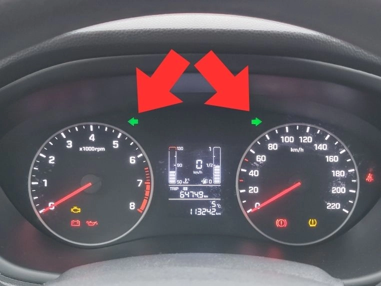 Kontrolki lewego i prawego kierunkowskazu na tablicy wskaźników Hyundai i20
