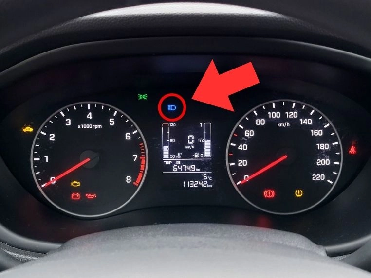 Niebieska kontrolka włączonych świateł drogowych na desce rozdzielczej Hyundai i20