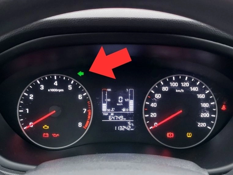 Zielona kontrolka lewego kierunkowskazu na tablicy wskaźników Hyundai i20