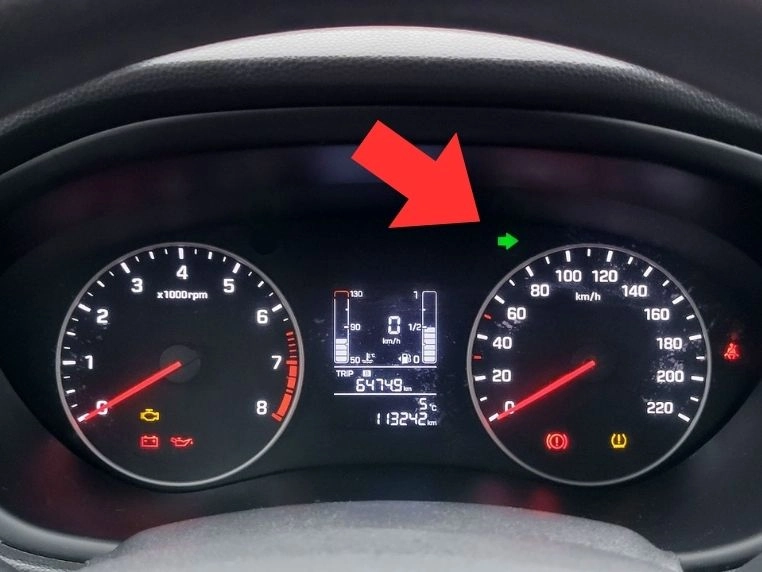 Zielona kontrolka prawego kierunkowskazu na tablicy wskaźników Hyundai i20