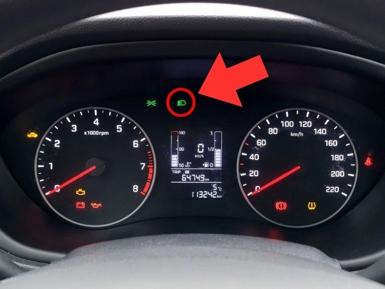 Zielona kontrolka włączonych świateł mijania w Hyundai i20