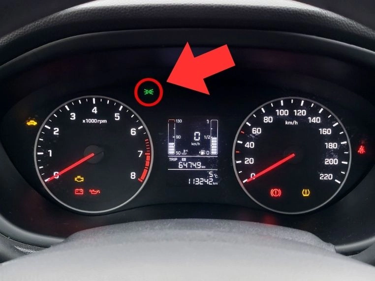 Kontrolka włączonych świateł pozycyjnych na desce rozdzielczej Hyundai i20