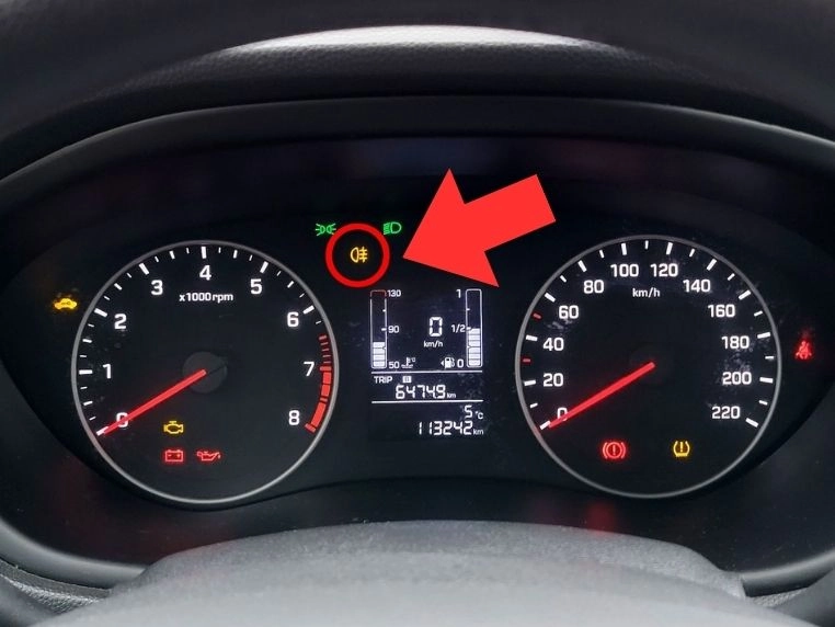 Pomarańczowa kontrolka tylnego światła przeciwmgielnego w Hyundai i20