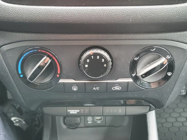 Panel sterowania nawiewem i ogrzewaniem w samochodzie Hyundai i20