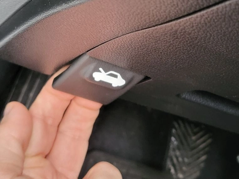 Podnoszenie pokrywy silnika w samochodzie Hyundai i20