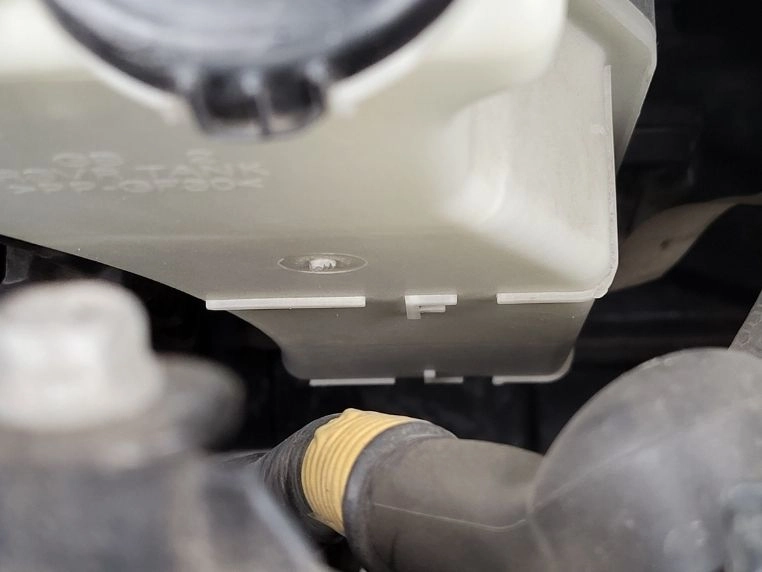 Zbiornik płynu chłodniczego w komorze silnika Hyundai i20