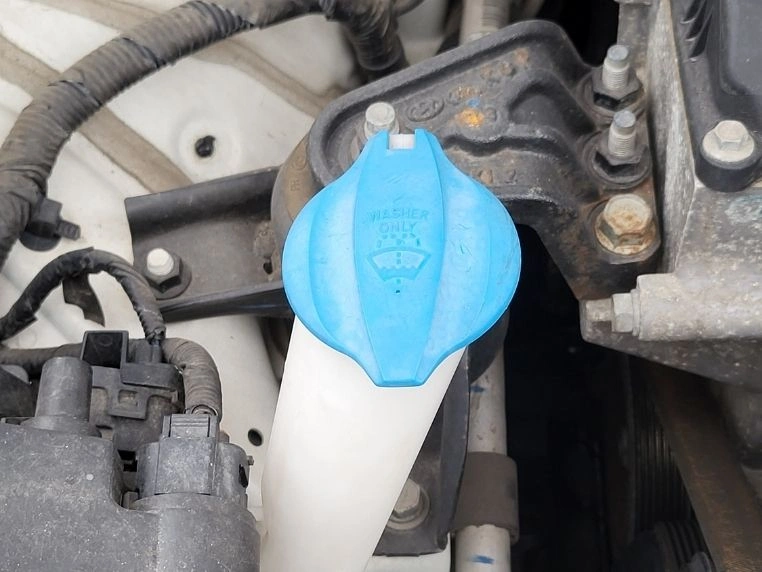 Wlew płynu do spryskiwaczy w komorze silnika Hyundai i20