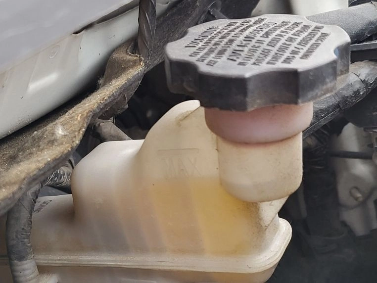 Zbiornik płynu hamulcowego w komorze silnika Hyundai i20