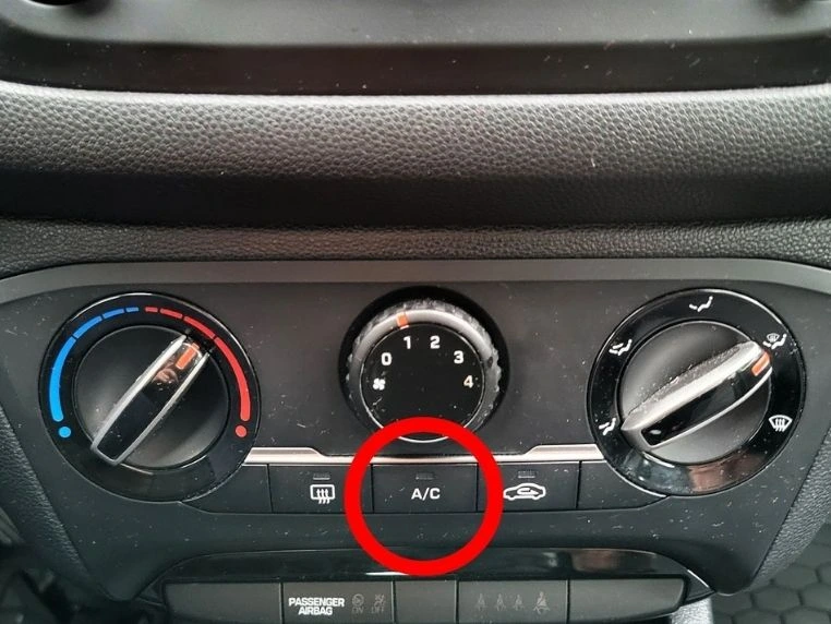 Przycisk A/C do włączania klimatyzacji w Hyundai i20