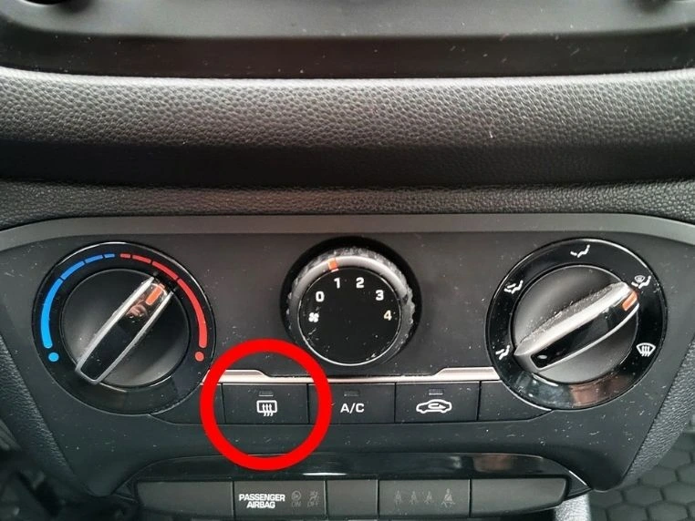 Przycisk ogrzewania tylnej szyby i lusterek w Hyundai i20