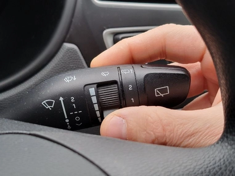 Regulacja częstotliwości pracy wycieraczek w Hyundai i20