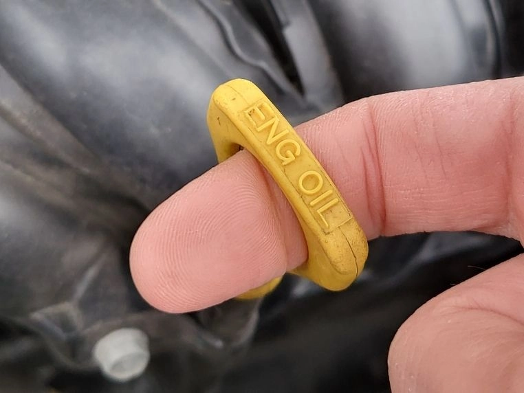 Sprawdzanie poziomu oleju silnikowego w Hyundai i20