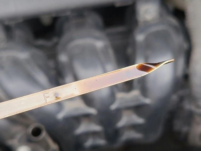 Miarka do sprawdzania poziomu oleju silnikowego w Hyundai i20