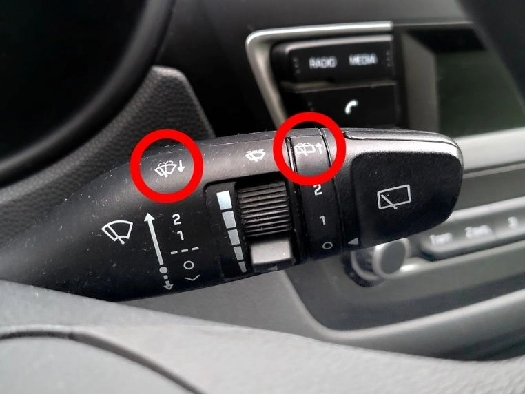 Włączanie spryskiwacza przedniej szyby w Hyundai i20