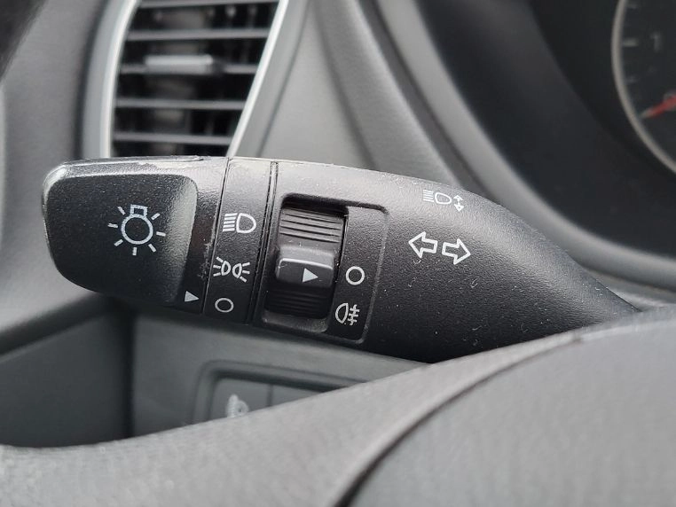 Światła Hyundai i20 podczas sprawdzania na egzaminie