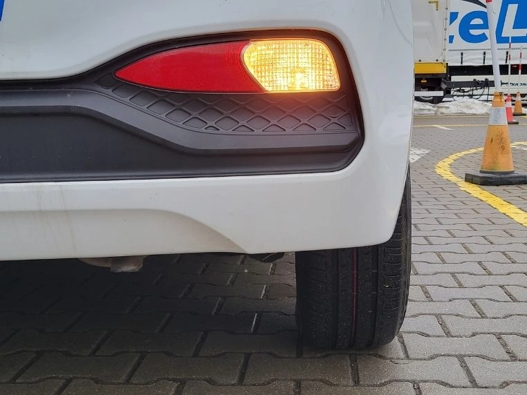 Włączone światło cofania w tylnej lampie Hyundai i20