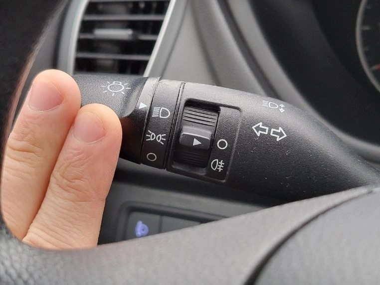 Włączone światła drogowe w Hyundai i20