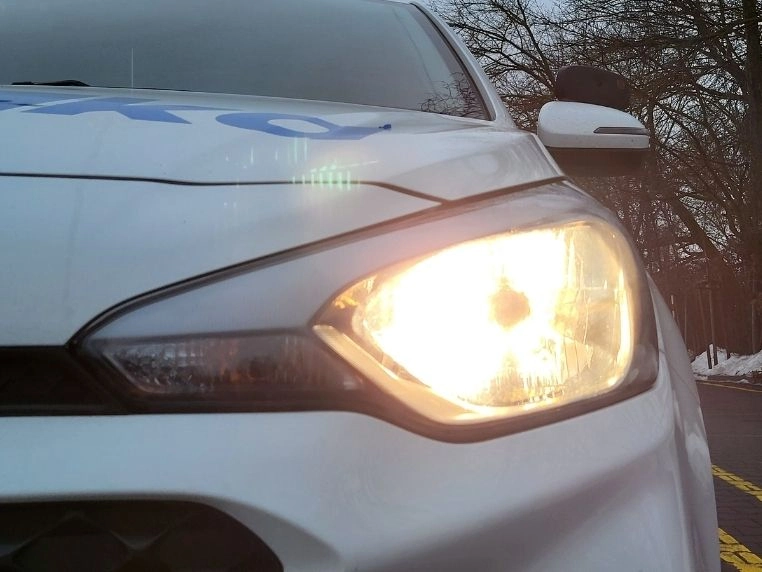 Włączone lewe przednie światło drogowe w Hyundai i20