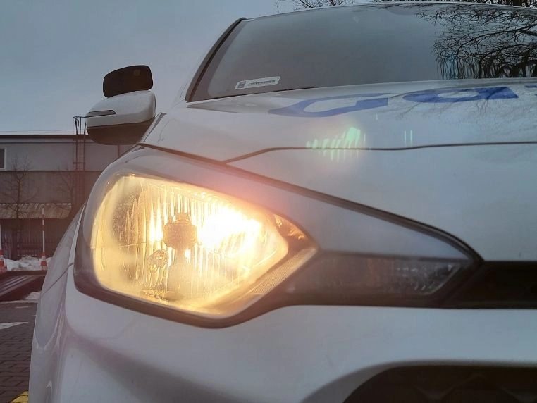 Włączone prawe przednie światło drogowe w Hyundai i20