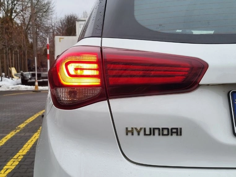 Włączone lewe światło hamowania w Hyundai i20