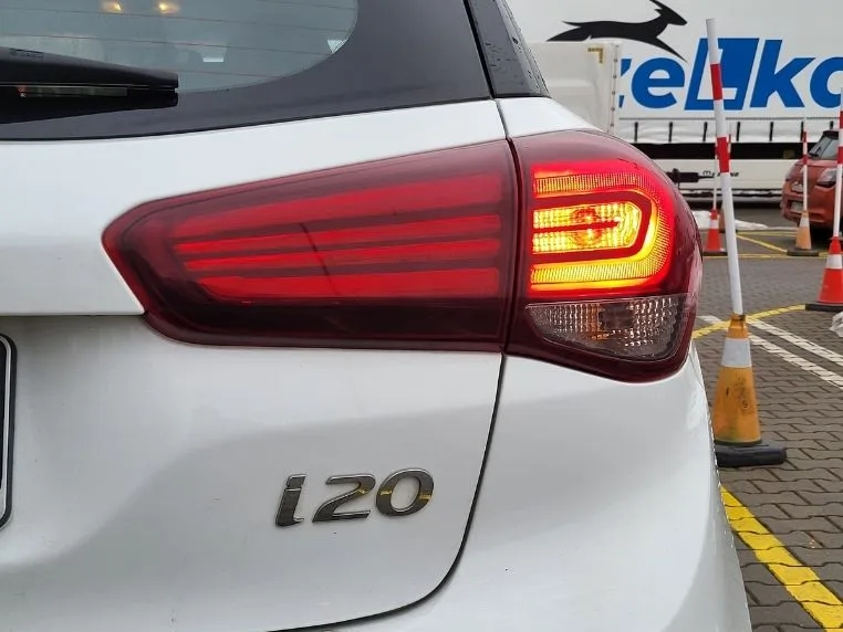 Włączone prawe światło hamowania w Hyundai i20