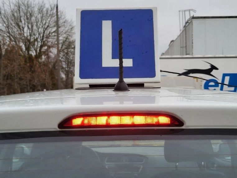 Włączone centralne światło STOP w Hyundai i20