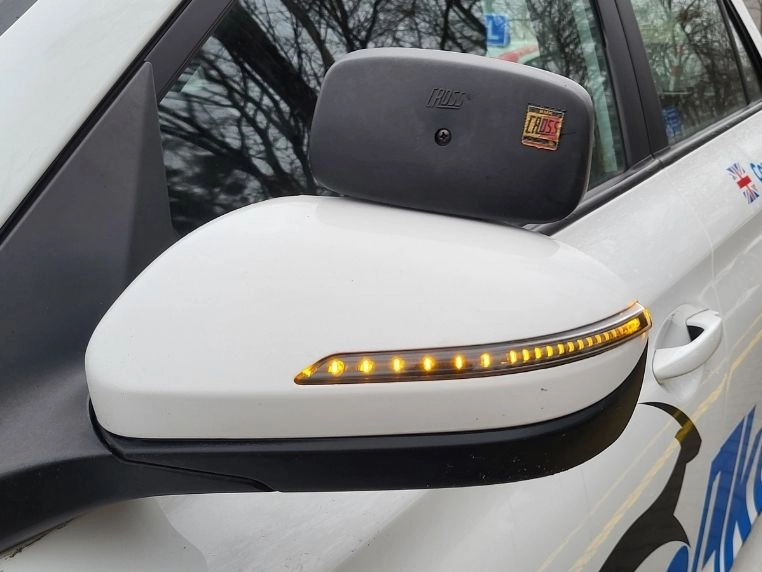 Lewe światło kierunkowskazu w przedniej lampie Hyundai i20