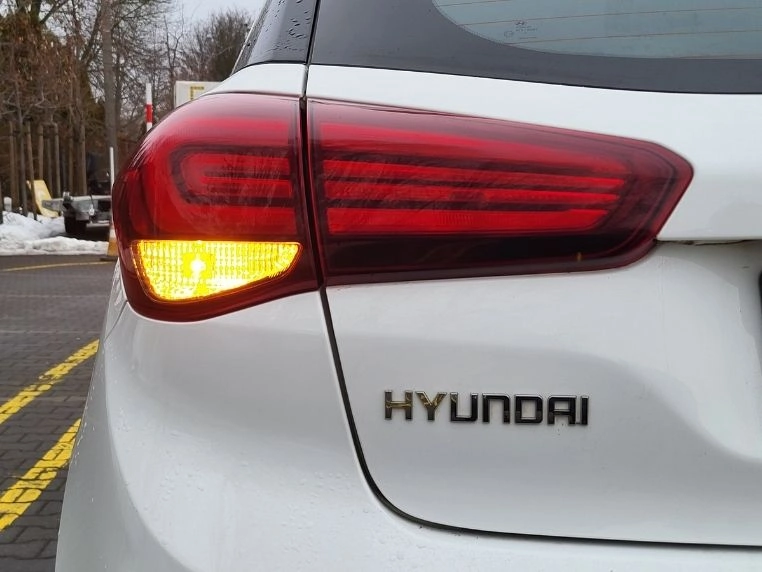 Włączony lewy kierunkowskaz tylny w Hyundai i20
