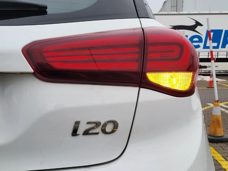 Włączony prawy kierunkowskaz tylny w Hyundai i20
