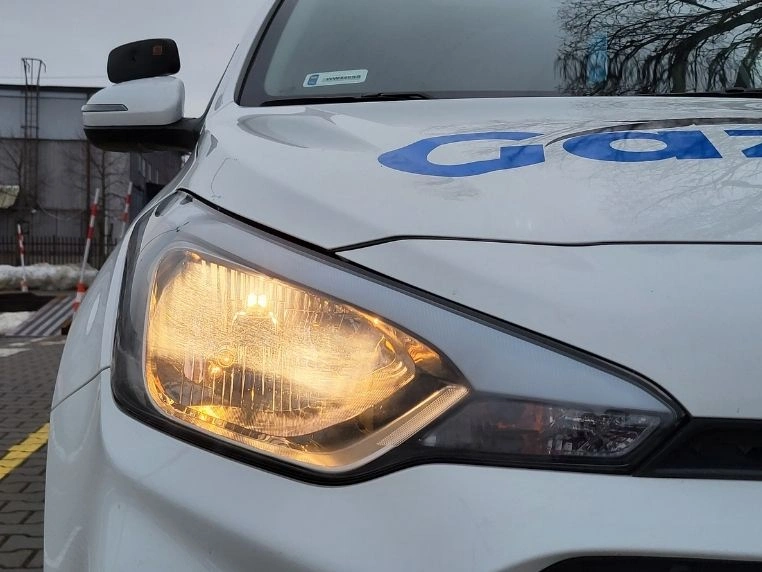 Włączone prawe przednie światło mijania w Hyundai i20