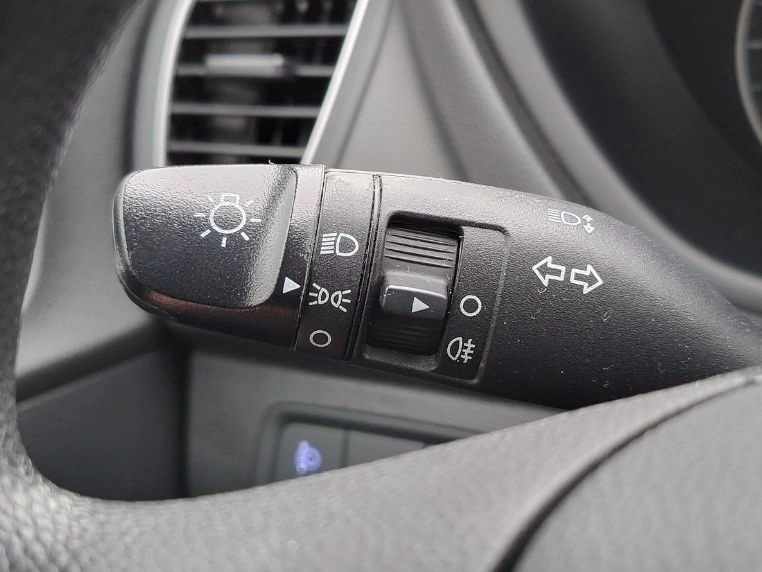 Włączone światła pozycyjne w Hyundai i20
