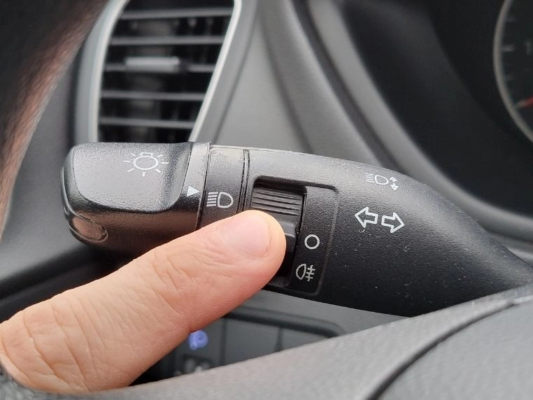 Włączone przednie światła przeciwmgielne w Hyundai i20