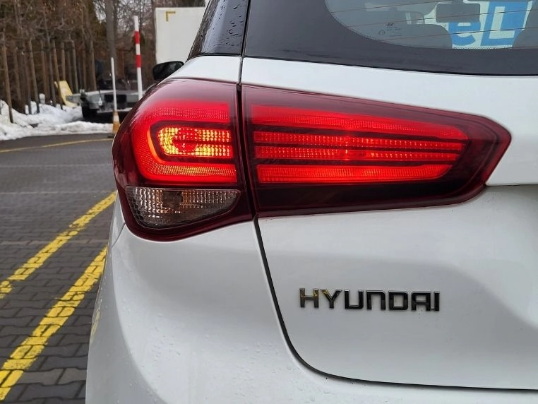 Lewe tylne światło pozycyjne w Hyundai i20