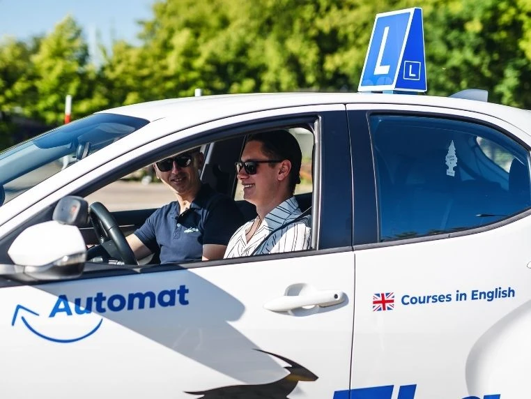 Kurs prawa jazdy automat Warszawa – instruktor i kursant podczas jazdy